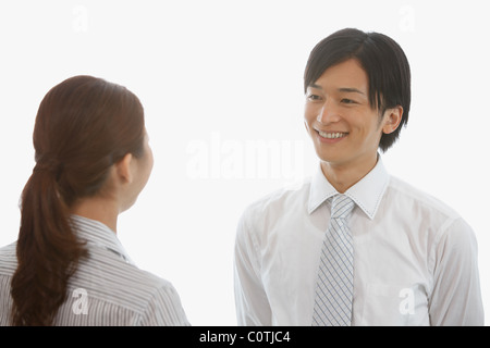 Metà uomo adulto e giovane donna che parla Foto Stock