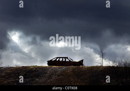 Bruciata auto nel campo Foto Stock