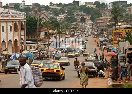 Yaoundé, una città di 1,1 milioni, è la capitale del Camerun, Africa occidentale. Foto Stock