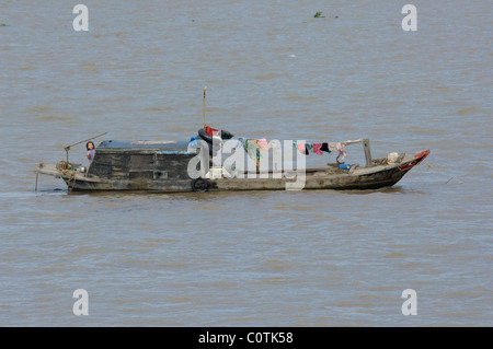 Asia, Vietnam, Ho Chi Minh City (aka Saigon). Tipico del pescatore houseboat panorami lungo le rive del fiume Saigon. Foto Stock