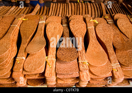 Asia, Vietnam, Ho Chi Minh City (aka Saigon). Thoi figlio isola situata lungo il fiume Mekong Delta, il legno di noce di cocco. Foto Stock