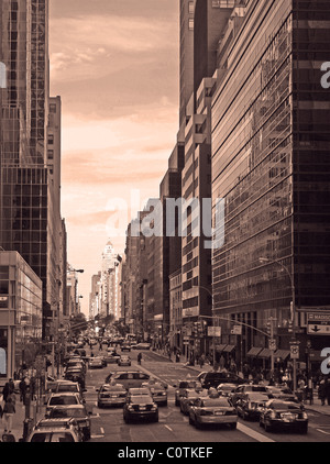 Tonalità seppia vista del traffico e grattacieli, Madison Avenue, New York City. Foto Stock