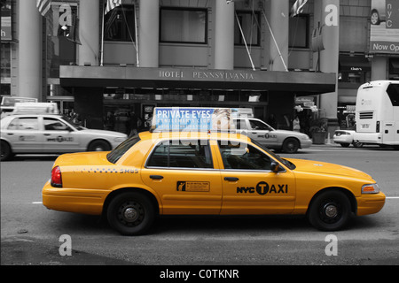 Colore selettivo immagine di una New York taxi adottate al di fuori del hotel Pennsylvania, 401 Seventh Ave, New York City. Foto Stock