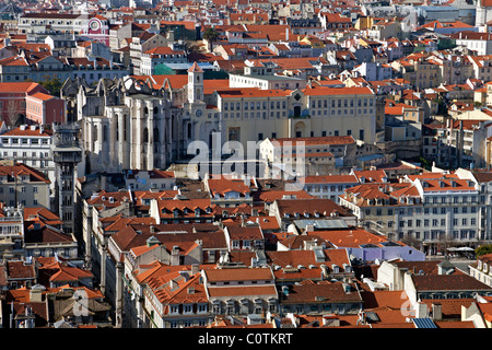 Carmo Convento, Elevador de Santa Justa e i tetti del quartiere di Baixa (centro) di Lisbona, Portogallo. Foto Stock