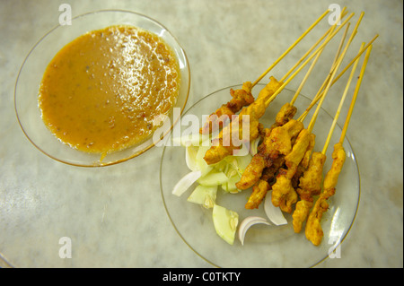 Saté la carne di maiale , di capra e di pollo con arachidi , dip food court , georgetown , penang , Malaysia Foto Stock