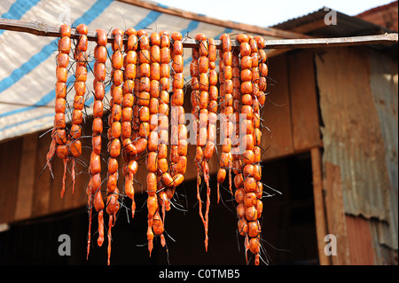 Stringhe di piccole salsicce di riagganciare per la vendita nel mercato in Sen Monorom, Cambogia. Foto Stock