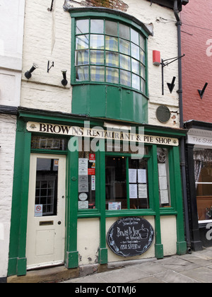 Il ristorante Brown e torta Shop sulla ripida collina nella zona storica della città di Lincoln, Inghilterra. Foto Stock