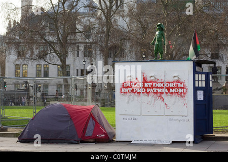 Banner di protesta al di fuori della sede del Parlamento nella città di Londra Foto Stock