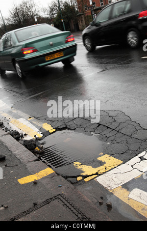 Buche in una trafficata strada NEL REGNO UNITO. Foto Stock