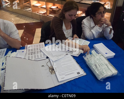 Gli amanti dello shopping in tutto il paese sono stati invitati oggi per dare un campione di saliva per il midollo osseo database. Gerusalemme, Israele. 28/02/2011. Foto Stock