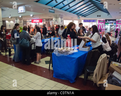 Gli amanti dello shopping in tutto il paese sono stati invitati oggi per dare un campione di saliva per il midollo osseo database. Gerusalemme, Israele. 28/02/2011. Foto Stock