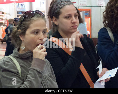 Gli amanti dello shopping in tutto il paese sono stati invitati oggi per dare un campione di saliva per il midollo osseo database. Gerusalemme, Israele. 28/02/2011. Foto Stock