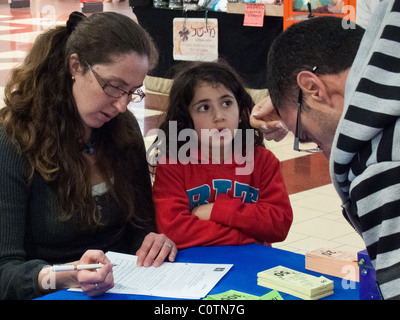 Gli amanti dello shopping in tutto il paese sono stati invitati oggi per dare un campione di saliva per il midollo osseo database. Gerusalemme, Israele. 28/02/2011. Foto Stock