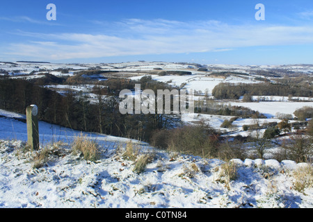 Paesaggio invernale nel Parco Nazionale di Peak District guardando verso Bakewell e Haddon Hall nella valle del Wye Foto Stock