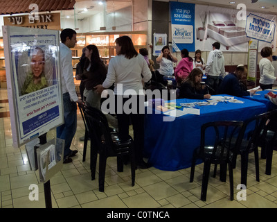 Gli amanti dello shopping in tutto il paese sono stati invitati oggi per dare un campione di saliva per il midollo osseo database. Gerusalemme, Israele. 28/02/2011. Foto Stock