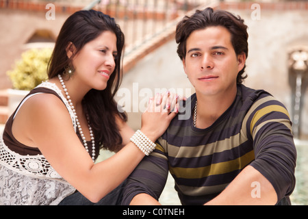 I giovani ispanici giovane ritratto godendo ogni altro all'esterno. Foto Stock