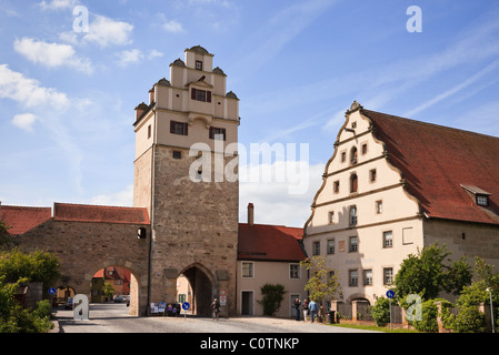Dinkelsbühl, Baviera, Germania. Nordlingentor Nordlingen Gate e tower mill con la terza dimensione museo da antiche mura della città Foto Stock