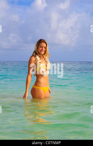 Bella giovane donna in acque poco profonde di lanikai Beach, Hawaii Foto Stock