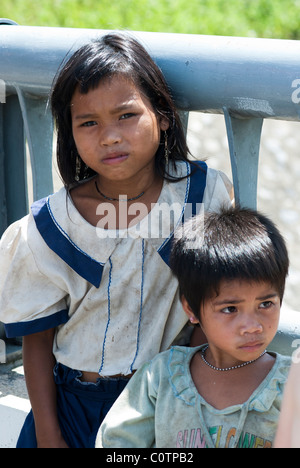 Poveri bambini vietnamiti in piedi contro il ponte Dakrong, Vietnam Foto Stock