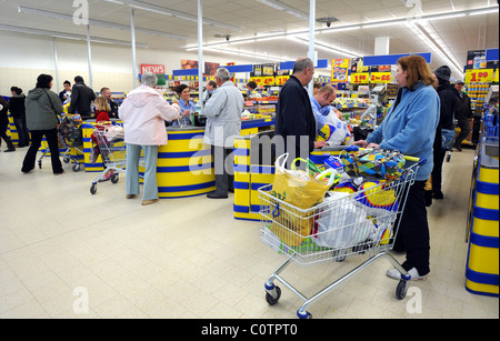 Sconto Lidl supermercato in Newhaven agli acquirenti di pagare per le loro merci al momento dell'acquisto Foto Stock