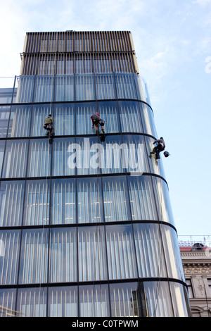 Detergenti per finestre a lavorare su di un alto edificio a Praga, Repubblica Ceca Foto Stock