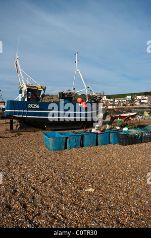 Barca da pesca sulla Stade con la città di Hastings in background East Sussex England Foto Stock