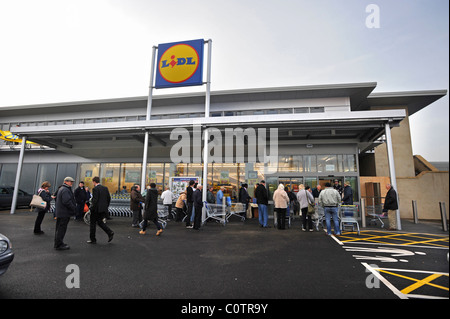 Gli acquirenti di entrare nel supermercato Lidl discount in Newhaven in cerca di occasioni Foto Stock