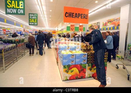 Sconto Lidl supermercato in Newhaven gli amanti dello shopping a caccia di affari nei corridoi Foto Stock