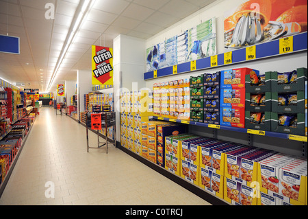 Sconto Lidl supermercato in Newhaven vuoto corridoio con merci di riempire i ripiani Foto Stock