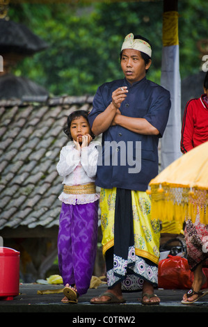 Hindu adoratori di venire al Tempio madre, o Besakih, per lasciare un'offerta, al più importante tempio di Bali. Foto Stock