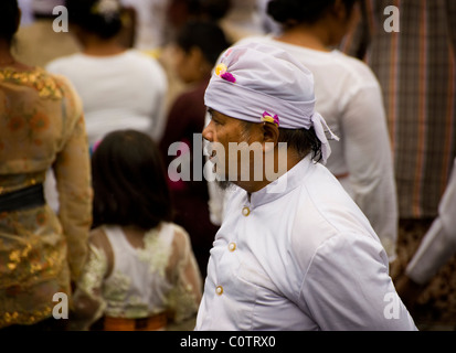 Un indù santo uomo attende adoratori presso il più importante tempio di Bali, Indonesia, Besakih o anche chiamato il Tempio madre. Foto Stock