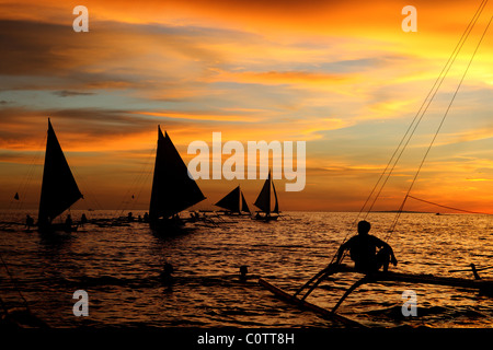 Turisti Asiatici godono di gite in barca durante un fantastico tramonto a spiaggia bianca, Boracay, Filippine. Foto Stock