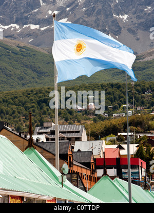 Bandiera argentina sorvolano Ushuaia, la città più meridionale del mondo. Argentina. Foto Stock