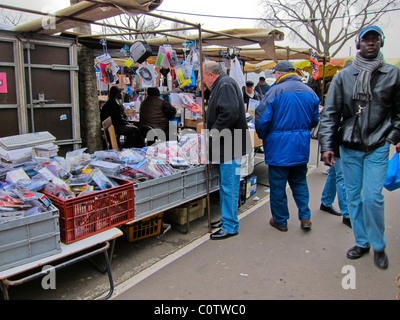 Parigi, Francia, grande FOLLA mercato delle pulci Shopping, Montreuil, apparecchiature elettroniche, bancarelle sulla strada Foto Stock