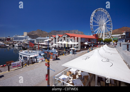 V&A Waterfront Restaurant con ruota di eccellenza e di Table Mountain al di là. Cape Town, Western Cape, Sud Africa. Foto Stock