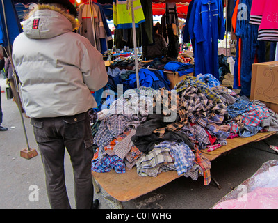 Parigi, Francia, Man Shopping, Rag Trade, abbigliamento usato a buon mercato in pile, in vendita, mercato delle pulci di montreuil, pulci per lo shopping invernale Foto Stock