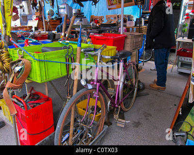 Parigi, Francia, montreuil mercatino delle pulci Shopping, antiquariato francese e oggetti per la casa in vendita, biciclette, negozi urbani in bicicletta Foto Stock