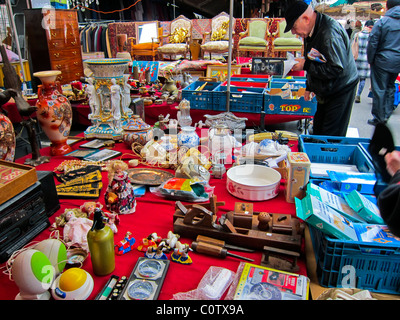 MONTREUIL (Parigi), Francia, uomo anziano, nel mercato delle pulci, venditore di strada, antiquariato francese, Bric-a-Brac Foto Stock