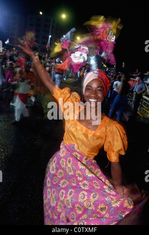 L'Avana. Cuba. Sorridente ragazza cubana durante la stagione estiva con festeggiamenti carnevaleschi sul Malecon. Foto Stock