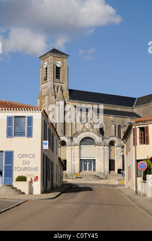 Francese ufficio turistico e Chiesa di Talmont Saint Hilaire in Vandea regione della Francia occidentale UE Foto Stock