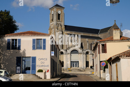 Francese ufficio turistico e Chiesa di Talmont Saint Hilaire in Vandea regione della Francia occidentale UE Foto Stock