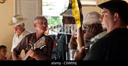 Santa Clara Bar Marquesina musicisti locali Foto Stock