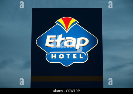 Una vista serale della illuminato bilancio Etap hotel logo al di fuori del Leicester, Regno Unito hotel (ora rinominato Ibis Budget). Foto Stock