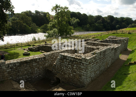 NORTHUMBRIA; NR. CHOLLERTON; Chesters Roman Fort; rimane del bagno casa dal fiume Tyne Foto Stock