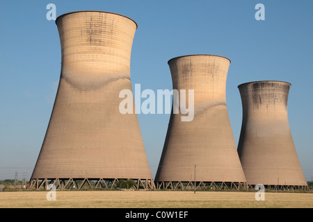 Tre delle cinque torri di raffreddamento del dismessi Willington power station, Derbyshire, Inghilterra, Regno Unito. Foto Stock