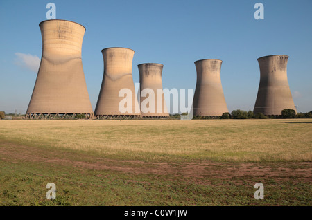 Le cinque torri di raffreddamento del dismessi Willington power station, Derbyshire, Inghilterra, Regno Unito. Foto Stock