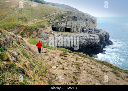 Costa al durlston testa con rambler sul sentiero dorset England Regno Unito Foto Stock