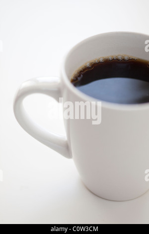 Tagliato in prossimità della tazza di caffè nella tazza bianca Foto Stock