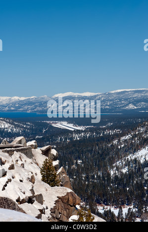Lake Tahoe con l'aeroporto in presenza di neve e il manto stradale sulla sinistra Foto Stock