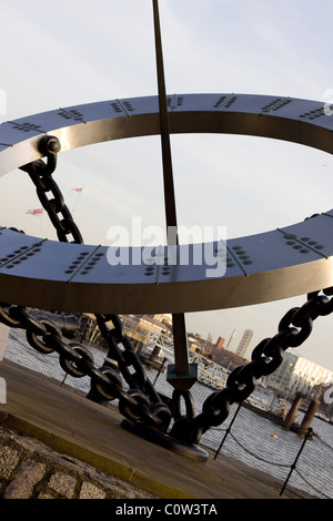 Vista astratta di St Katharine Dock Sun Dial Londra Foto Stock